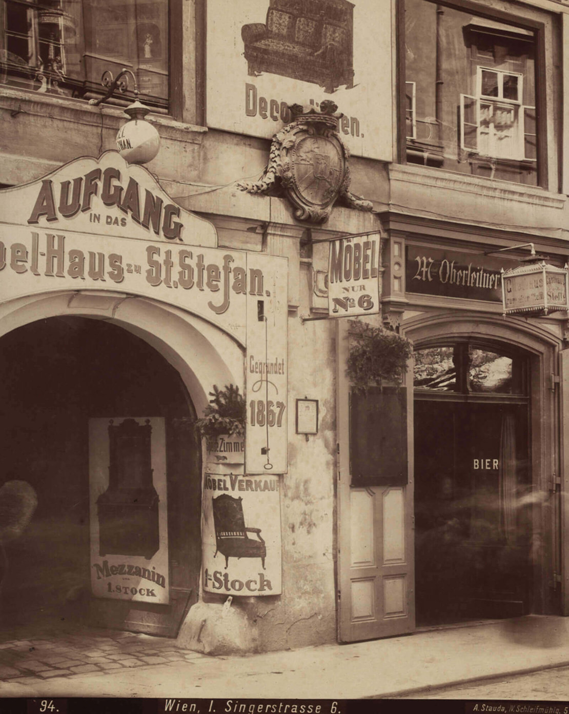 Singerstraße 6, Portal und Geschäftseingang, Firmenschilder des Möbelhauses zu St. Stefan, Fotografie von August Stauda, um 1898, Wien Museum. 