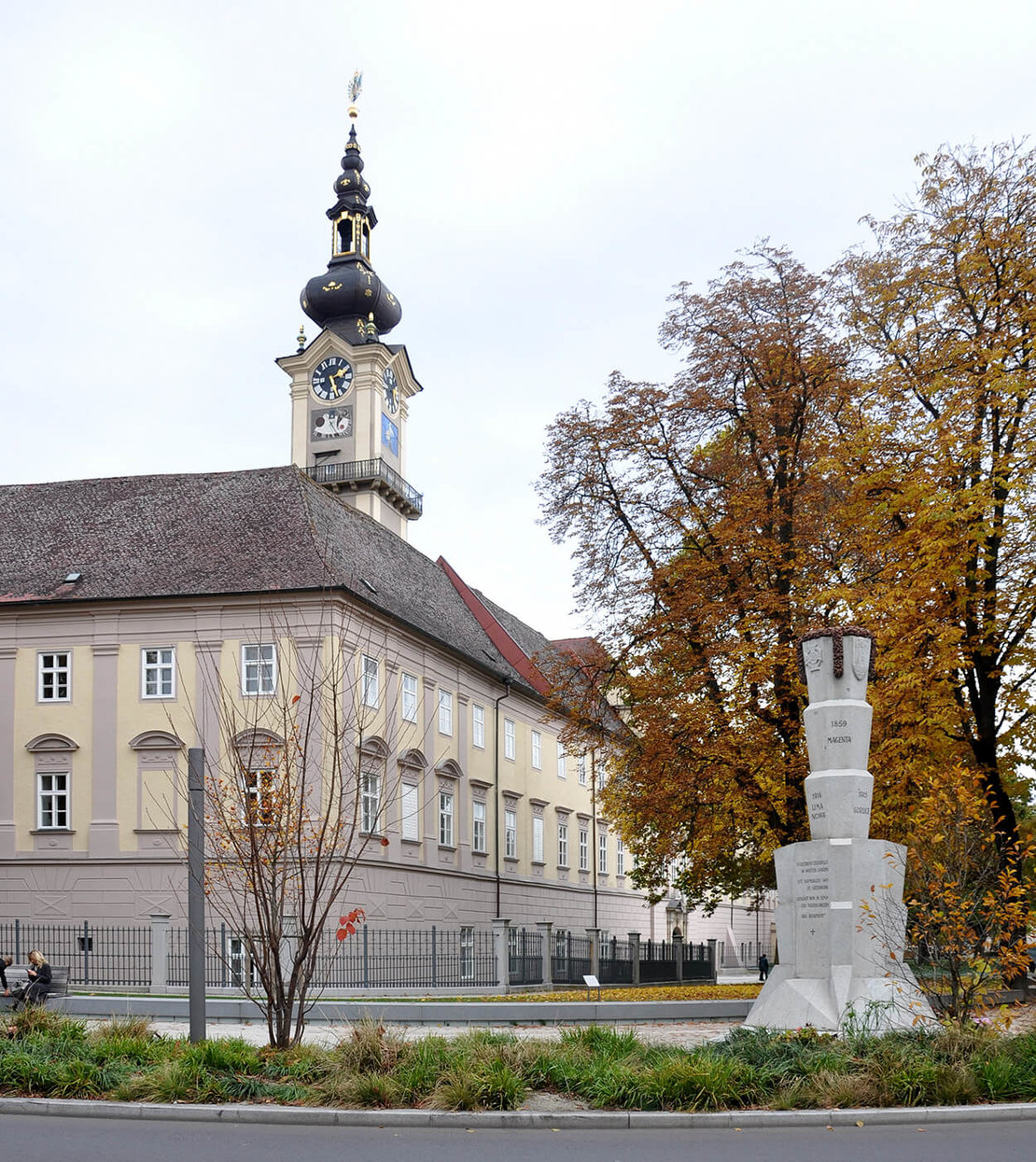 Das „Hessendenkmal“ in Linz (im Hintergrund das Landhaus), Foto: Andreas Praefcke/Wikimedia Commons 