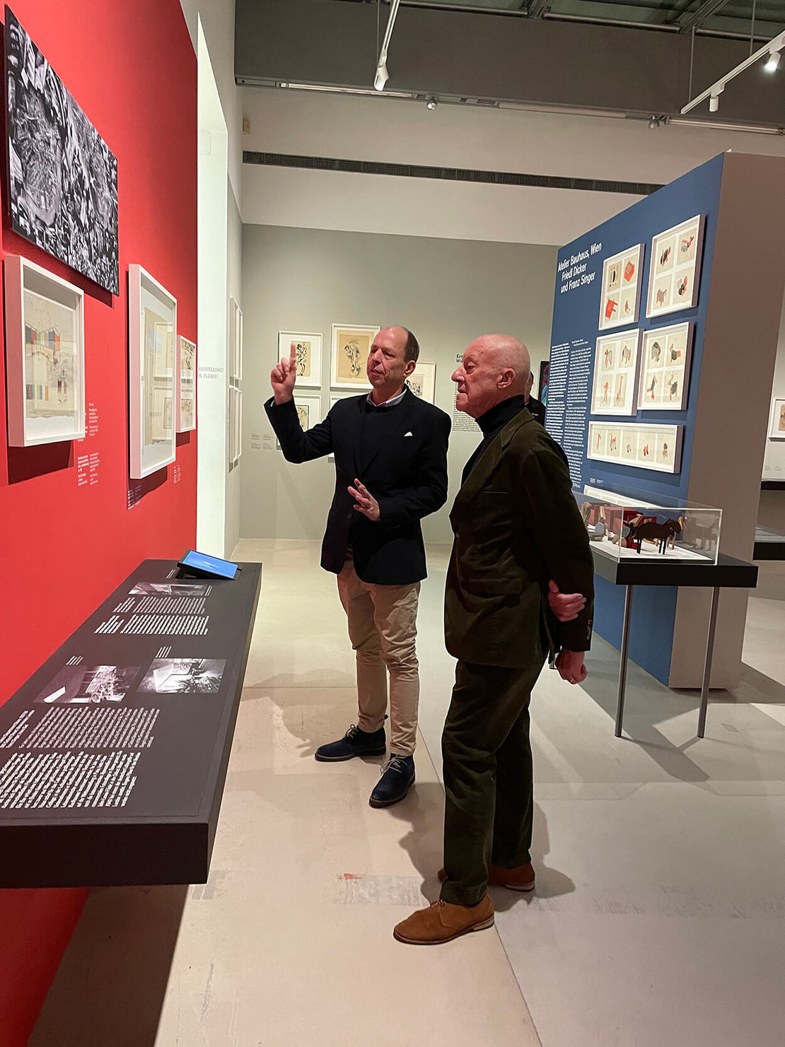 Georg Schrom (l.) mit dem Architekten Sir Norman Foster in der Ausstellung im Wien Museum MUSA, Foto: Nikolay Ivanov 