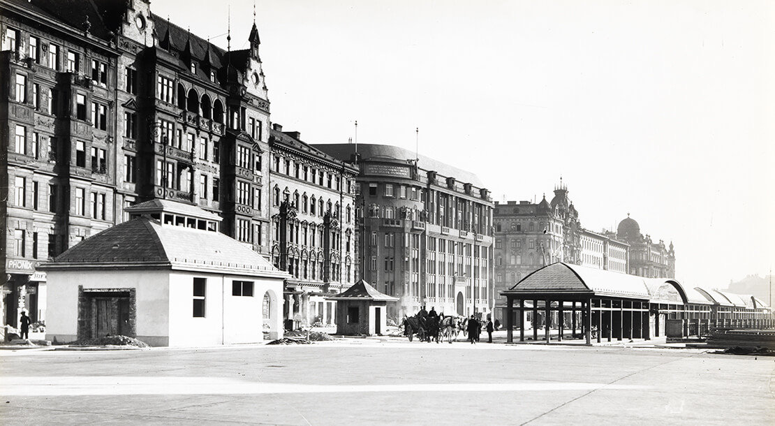Der neue Naschmarkt in Bau, 1915/16 - Bereich Großmarkt bei der Stadtbahnstation Kettenbrückengasse, im Hintergrund sind die beiden Otto-Wagner-Häuser an der linken Wienzeile erkennbar, Wien Museum 