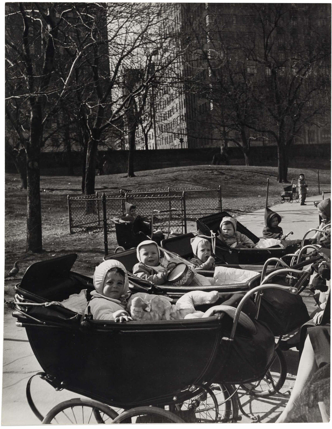 Lilly Joss: Serie „Frühling im Central Park“: Kinderwägen, New York, erschienen in: LIFE 24. April 1944, Wien Museum 