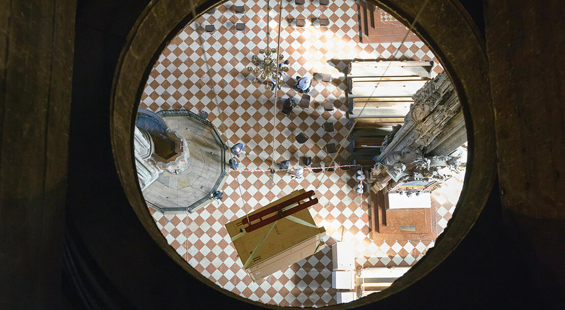 Blick vom Dachboden ins Innere des Doms. In maßgeschneiderten Transportkisten wurden die Einzelteile des historischen Stephansdom-Modells abstransportiert. Foto: Claudia Rohrauer/Wien Museum 