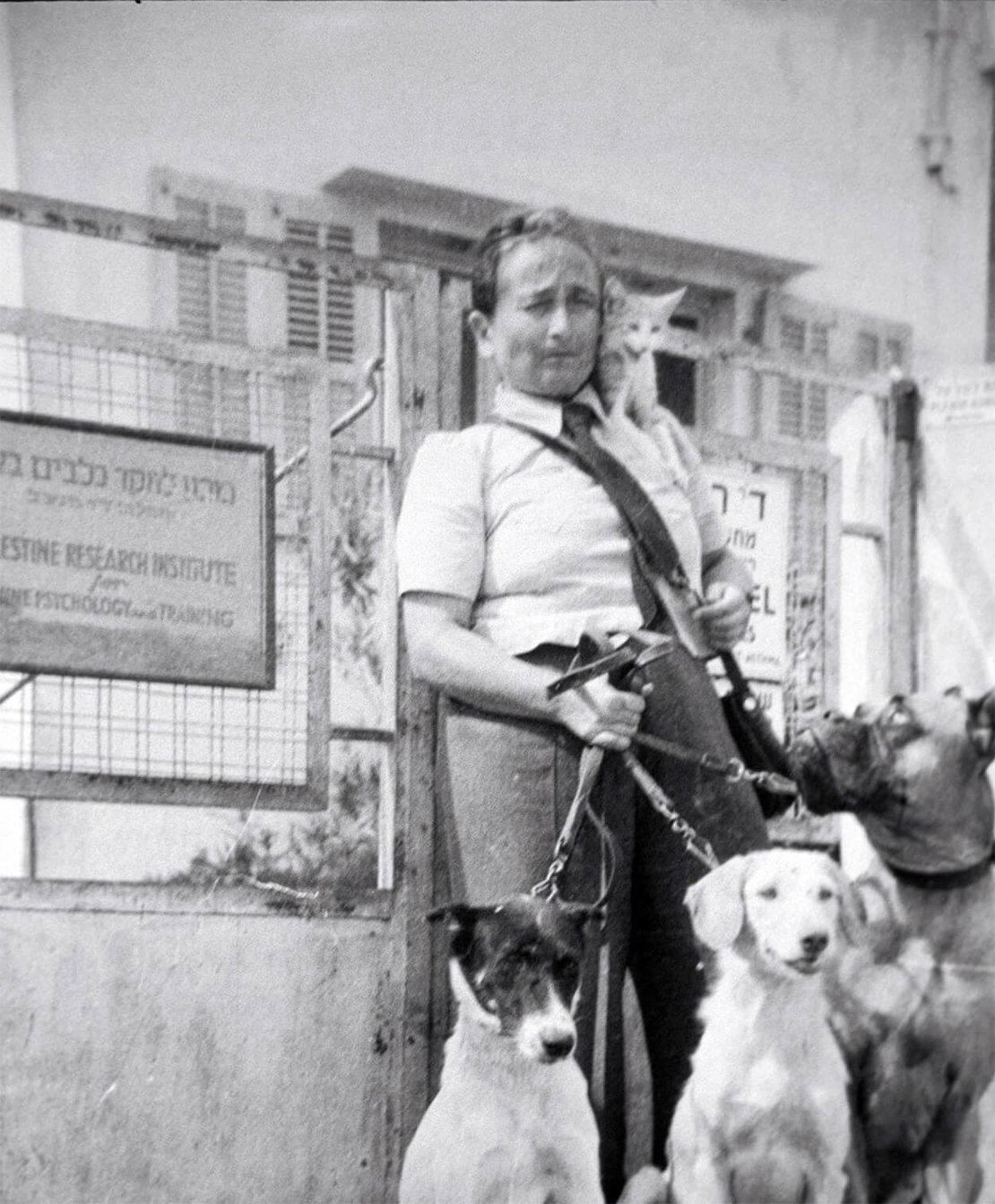 Rudolphina vor dem Palestine Research Institute for Canine Psychology and Training in Kiryat Motzkin, Leo Baeck Institute, New York 
