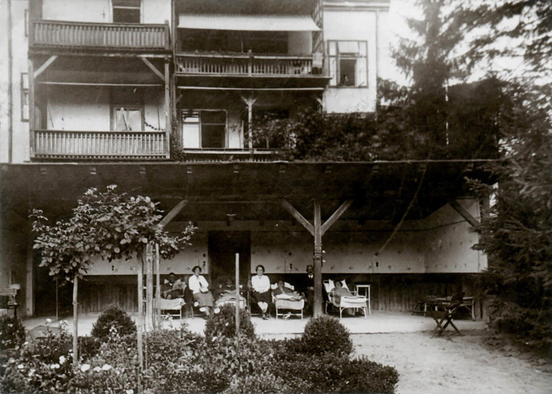 Die Gartenseite des Hauses auf einer zeitgenössischen Fotografie, Österreichische Franz Kafka Gesellschaft 