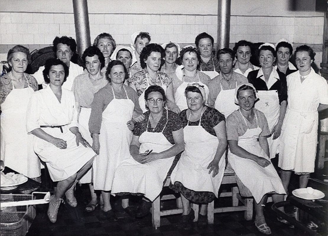 Gruppenbild der Belegschaft einer WÖK-Filiale, Fotografie 1960 