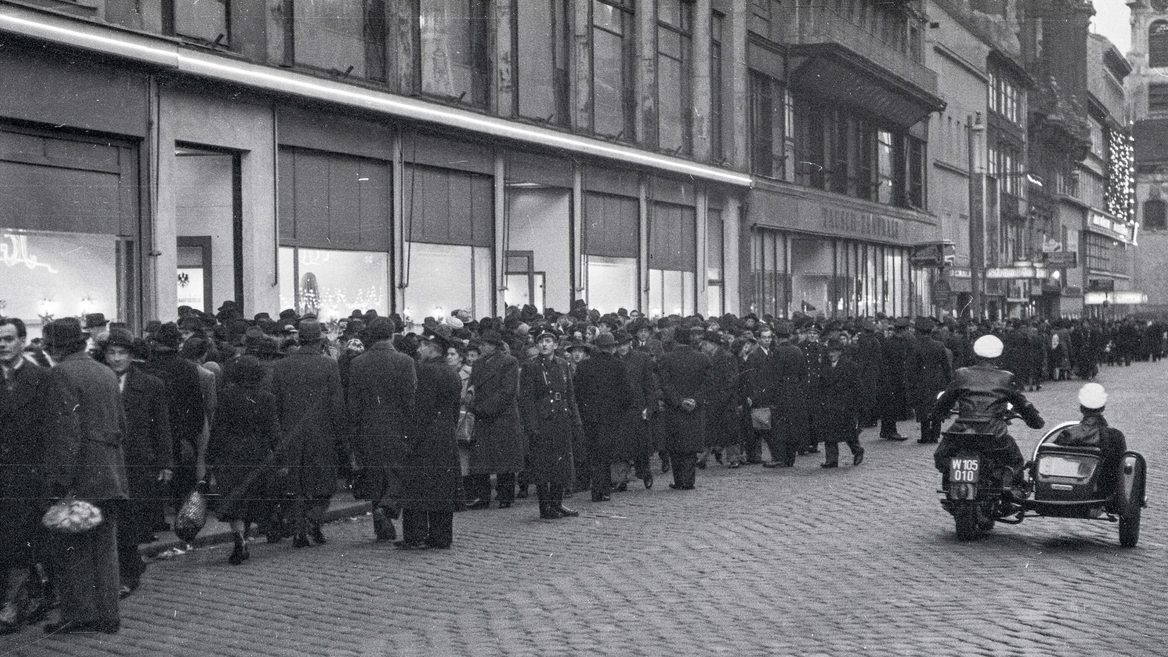 Goldener Sonntag auf der Mariahilfer Straße, 1949. Die Polizei überwacht das Geschehen in der „Beiwagen-Maschin“, Foto: Votava / Imagno / picturedesk.com 