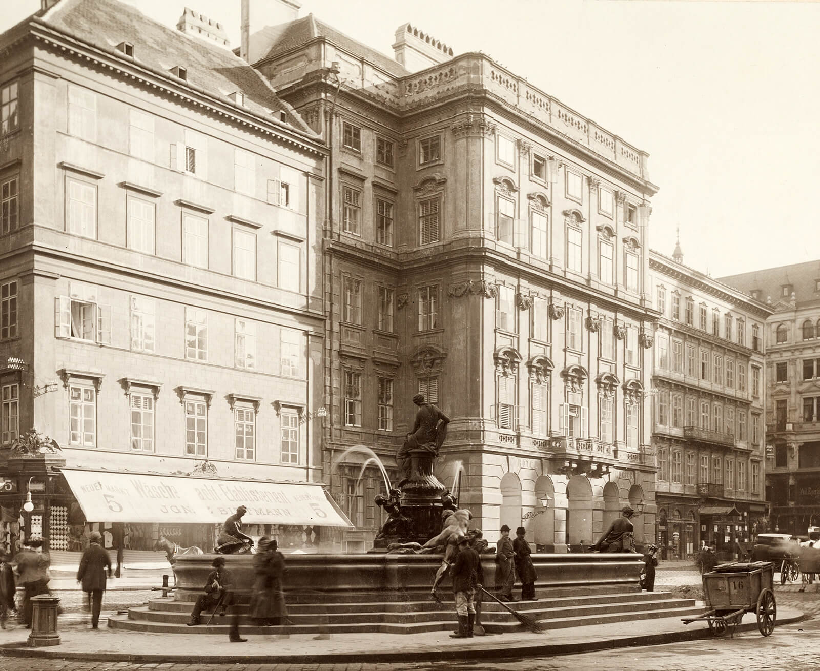 Großstadt-Alltag am Donnerbrunnen, im Hintergrund das Hotel Munsch (die ehemalige „Mehlgrube“), Fotografie (Mattkollodiumpapier) von Moriz Nähr, um 1899, Wien Museum 