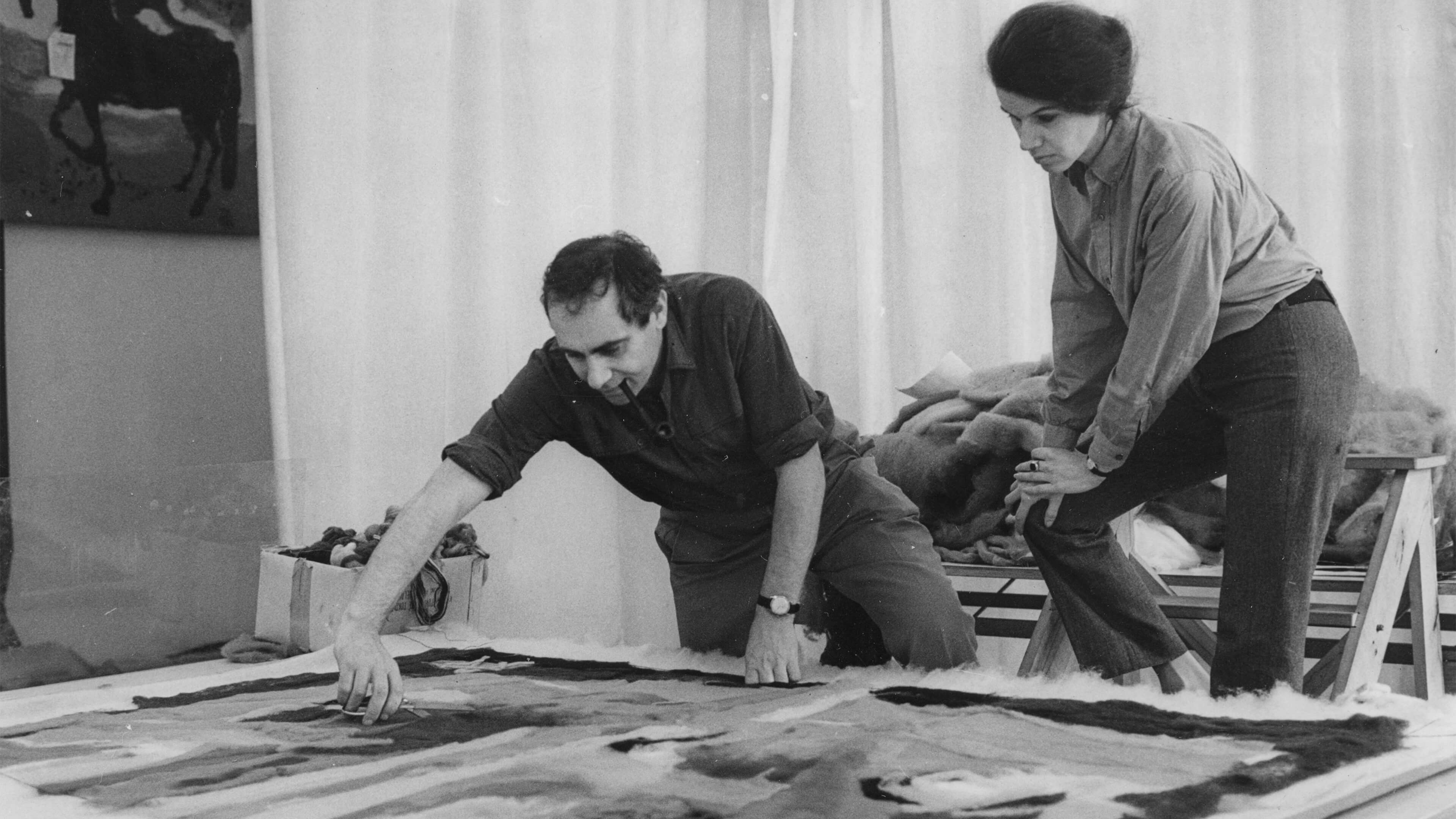 Eva Riedl mit ihrem Mann, dem Künstler Fritz Riedl, im Atelier „Art Protis“, 1968, Foto: Votava / Imagno / picturedesk.com 