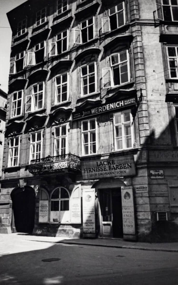 Die Fassade des Hauses „Zu den fünf Kronen“ auf einem Silbergelatinefoto des Schauspielers Fred Henning (1895 – 1981) vom 24. Mai 1940, Wien Museum 