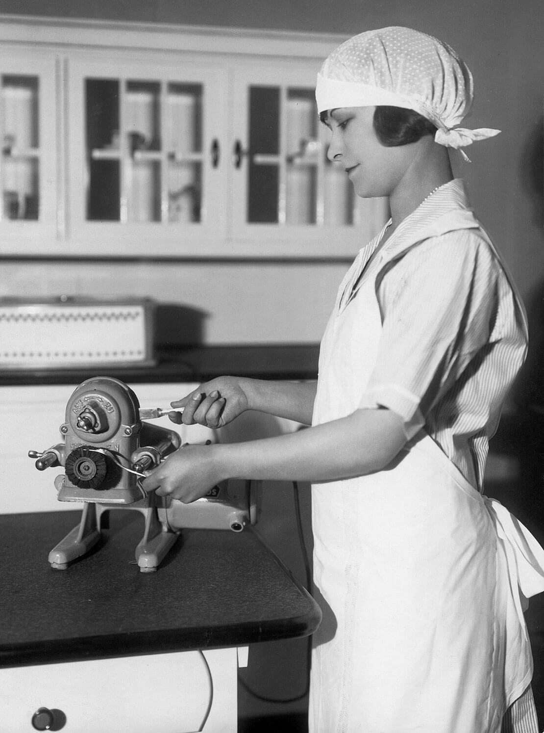 Produktvorführung einer elektrischen Putzmaschine, 1927, Knorr + Hirth / SZ-Photo / picturedesk.com 