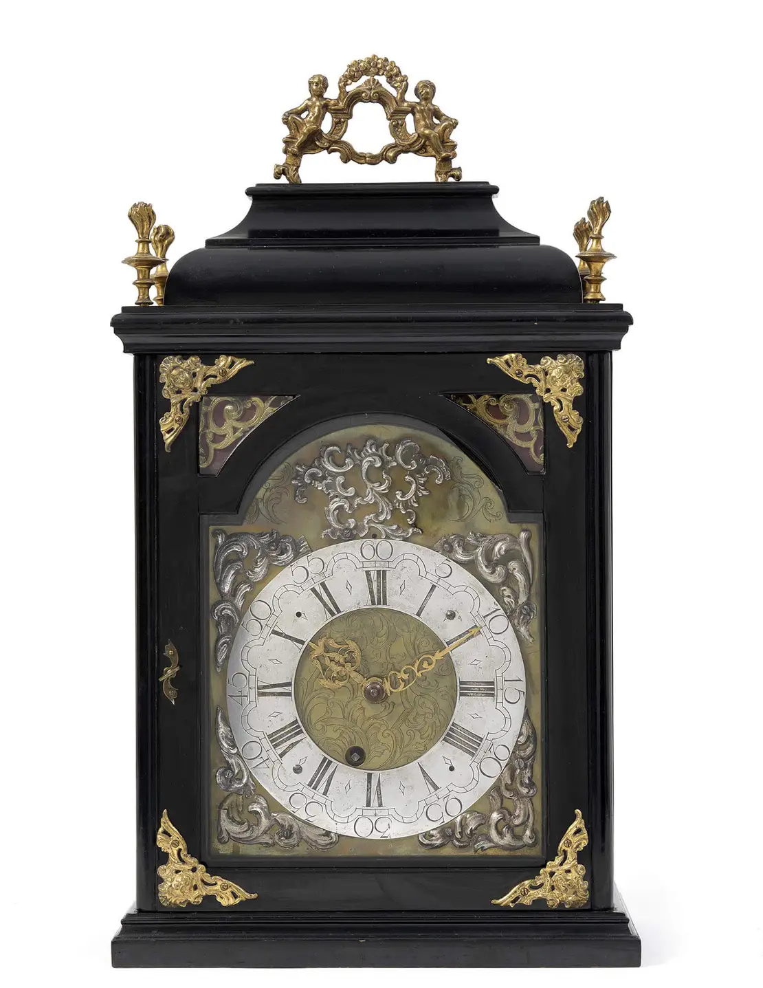 Kommodenstanduhr, signiert Melzer, Neuhaus, um 1785, Wien Museum. Materialien: Holz, Metall, Glas, Wachs, Textil; Techniken: gebogen, gebohrt, gedreht, gegossen, genietet, gepunzt, geschliffen, geschraubt, gesägt, graviert, montiert, poliert, vergoldet, versilbert…