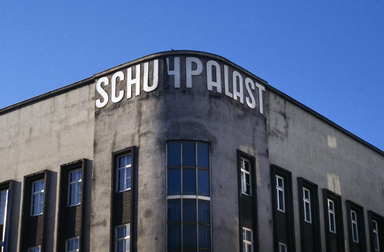 Schuhpalast-Fassadenaufschrift wenige Jahre vor dem Abriss des Gebäudes, Foto: Trude Lukacsek, 1995, Wien Museum  