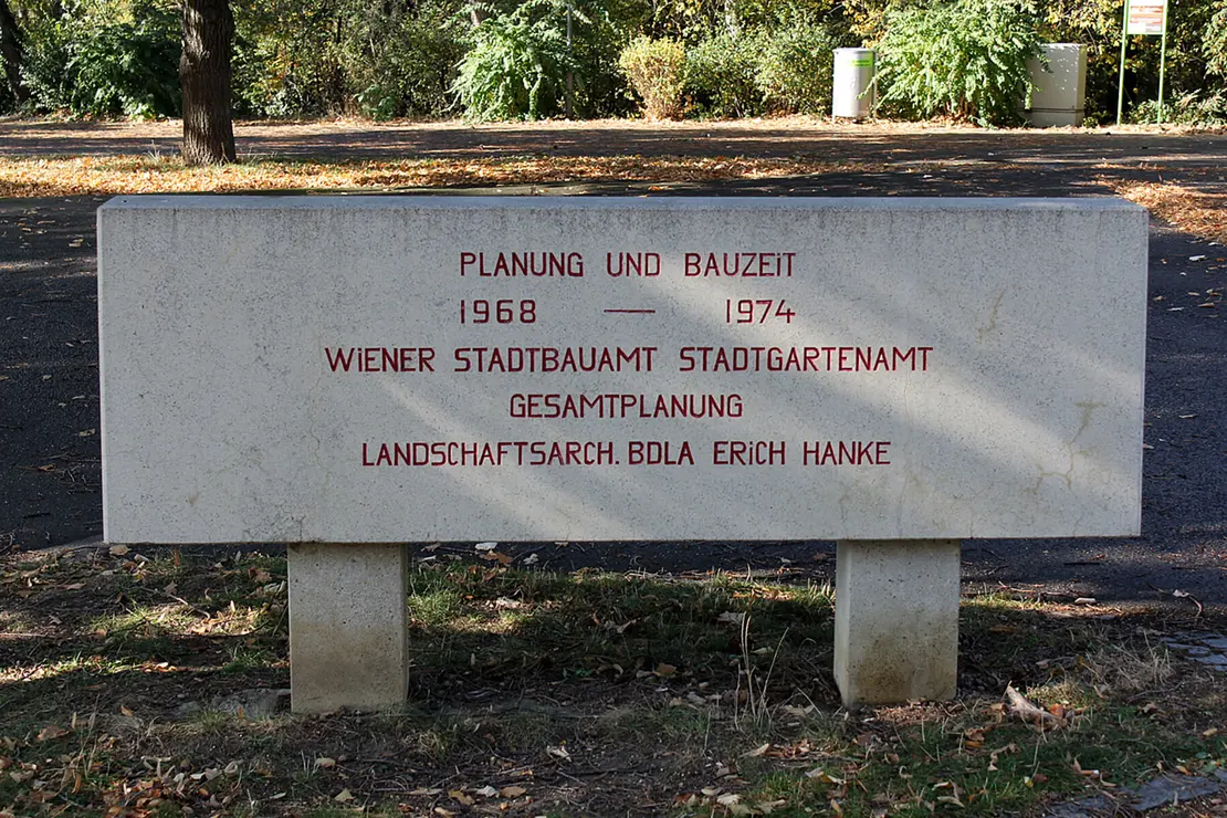 An den Eingängen stehen die originalen, inzwischen renovierten Informationstafeln mit dem Hinweis auf den „Chefplaner“. Foto: Christian Hlavac