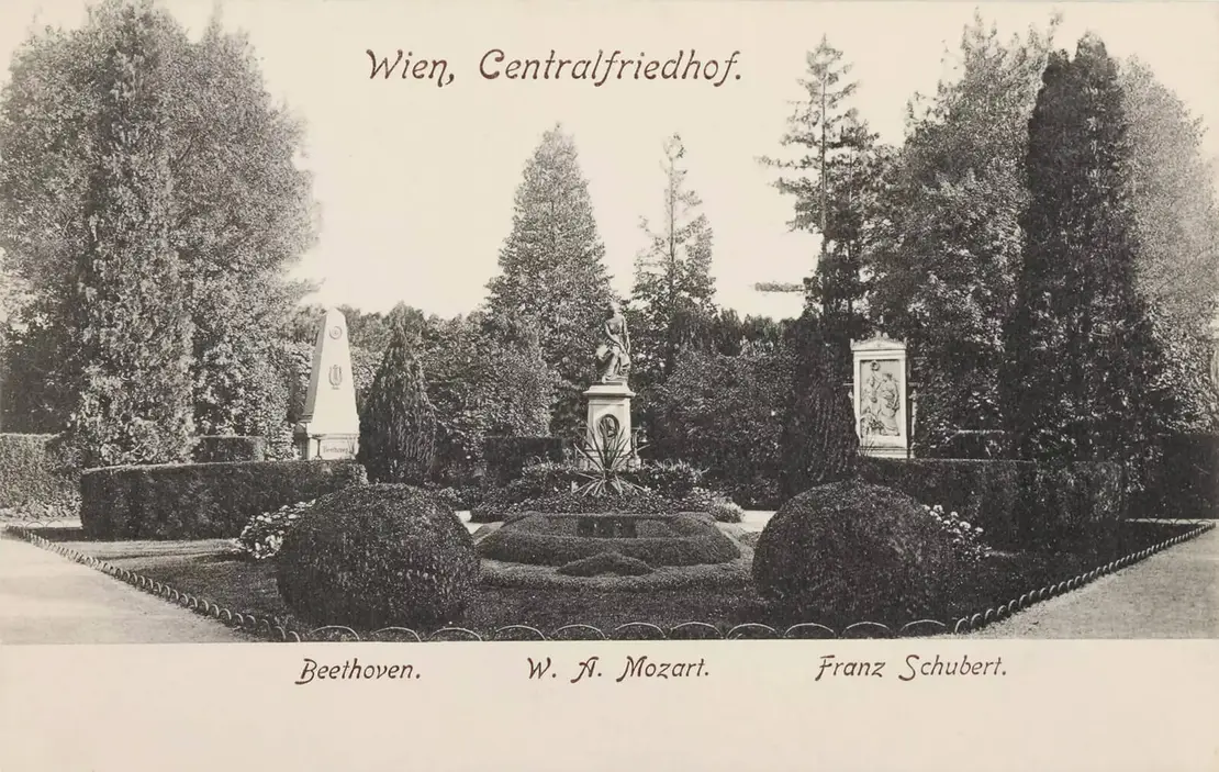 Ehrengräber von Beethoven, Mozart (Kenotaph) und Schubert, die auf einen am 29. Jänner 1878 angenommenen Antrag im Wiener Gemeinderat zurückgehen. Den „größten Tonheroen“ solle man demnach einen „ihrer würdigen und dem Central-Friedhofe zur Zierde gereichenden Begräbnisplatz“ widmen. Postkarte, nach 1904. Wien Museum, Inv.-Nr. 58891/1013