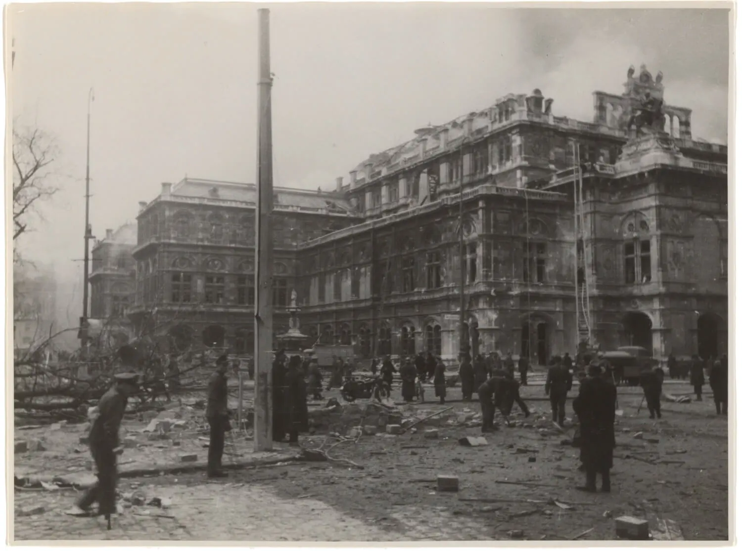 Kriegszerstörungen an der Staatsoper (West- und Südseite), 1945, Wien Museum. „Noch gibt es keine Volks- sondern nur auf Kosten des Volkes eine Staatsoper”, urteilte Viktor Matejka 1947