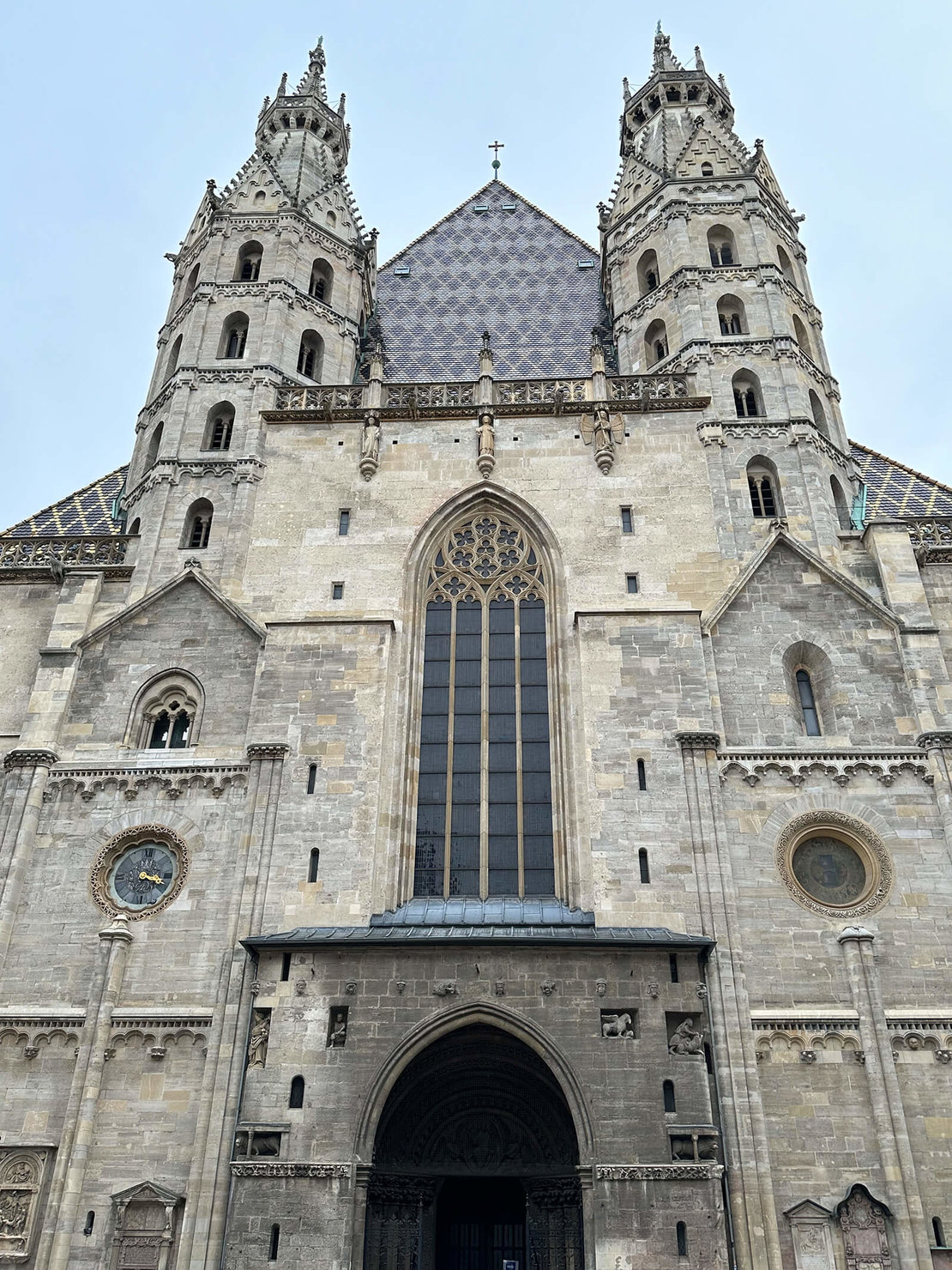 Westfassade des Stephansdoms, links eine analoge Uhr, rechts die digitale, Foto: Tabea Rude, 2024 