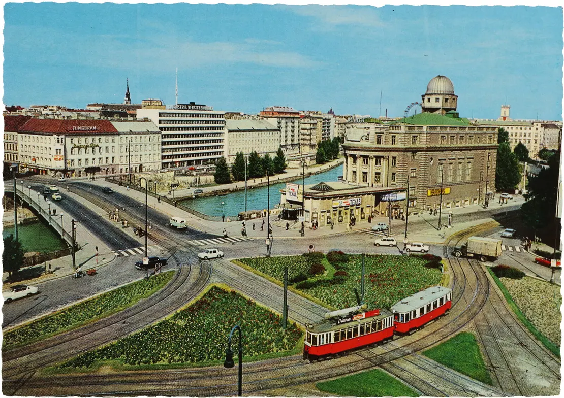 Donaukanal mit Aspernbrücke und Urania, um 1960, Offsetdruck, Verlag: Hans H. Rau, Wien Museum