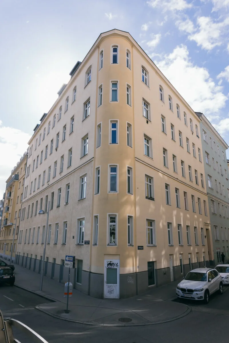 Hohlweggasse 1, direkt an der Verbindungsbahn: Im ersten Stock lebte die Großmutter von Ilse Aichinger (und auch diese selbst vorübergehend), Foto: Elodie Grethen