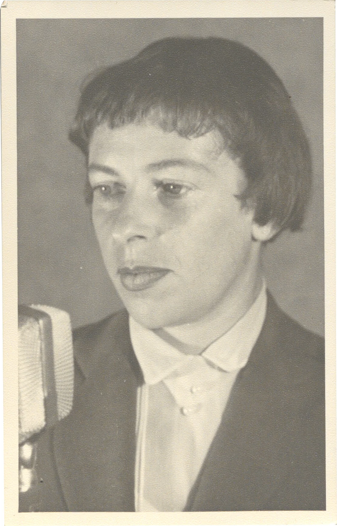 Die junge Schriftstellerin vor dem Rundfunkmikrofon, 1950er Jahre. Foto: privat, Wienbibliothek im Rathaus  