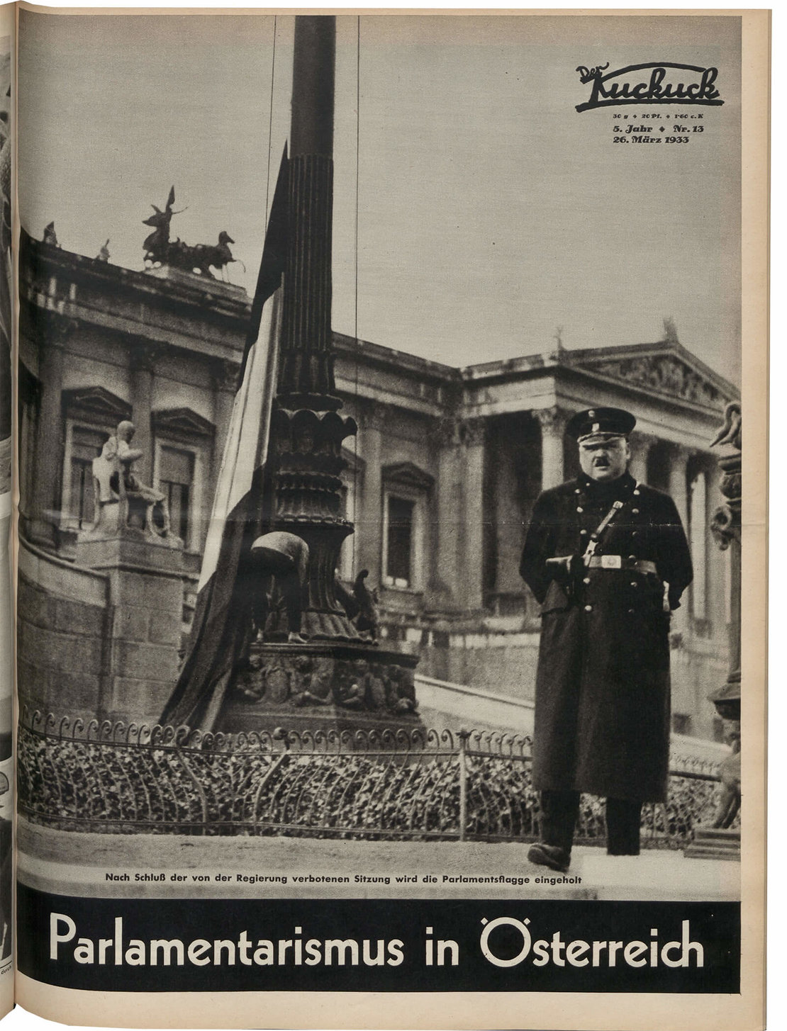 Titelblatt des „Kuckuck“ vom 26. März 1933: Ein Polizist steht vor dem abgeriegelten Parlamentsgebäude Wache. Foto: Albert Hilscher, Quelle ANNO/ÖNB 