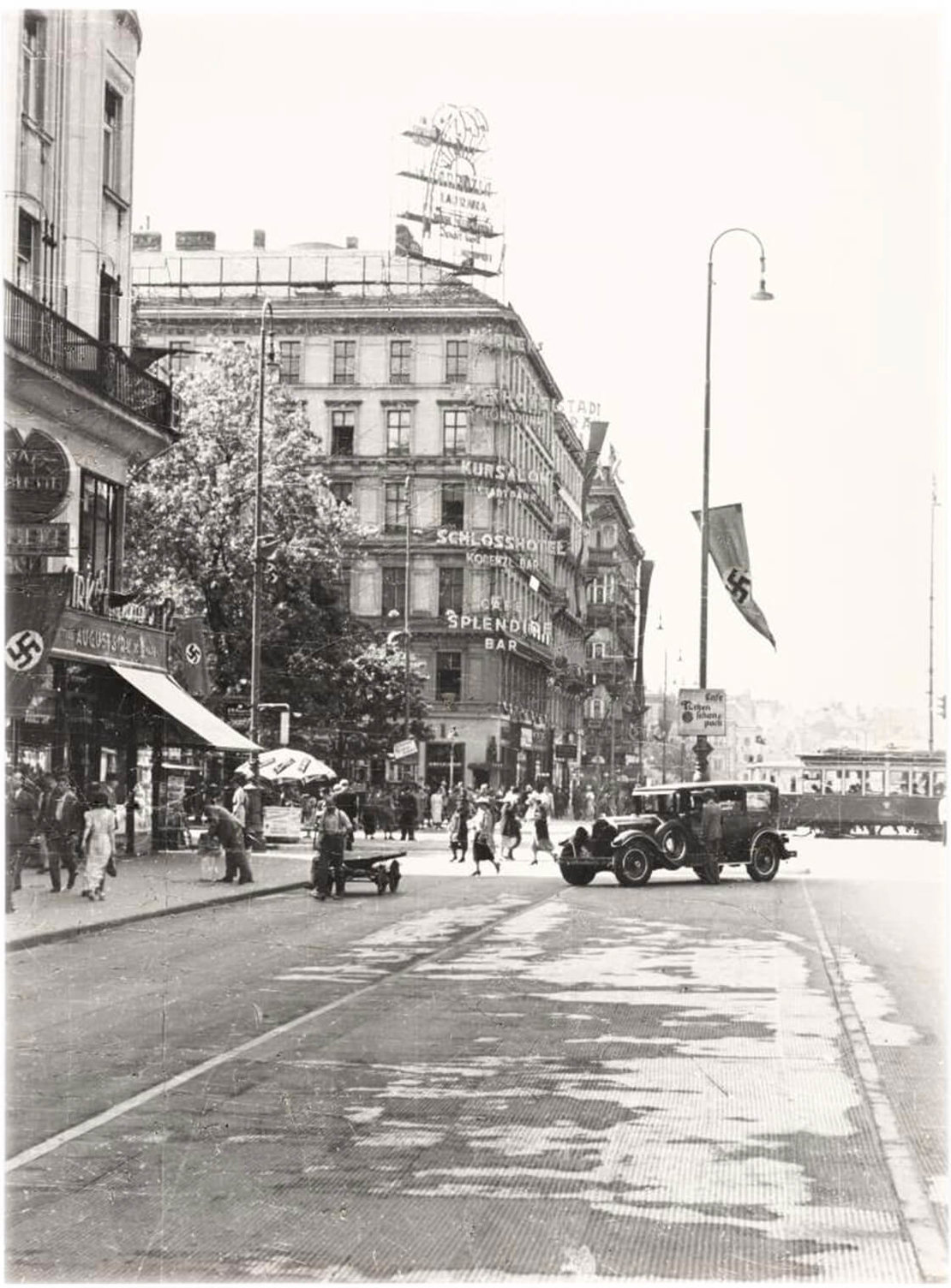 Opernkreuzung von der „Sirk-Ecke“ gesehen mit Hakenkreuzfahnen, um 1938, Wien Museum, Inv.-Nr. 224176 