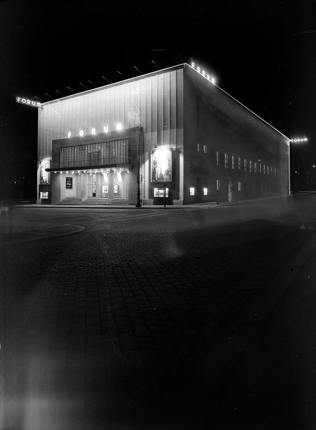 Robert Kotas: Forum Kino, 1949-1950, Fassade, Nachtaufnahme, Foto: Lucca Chmel, 1950, Bildarchiv Austria/ÖNB