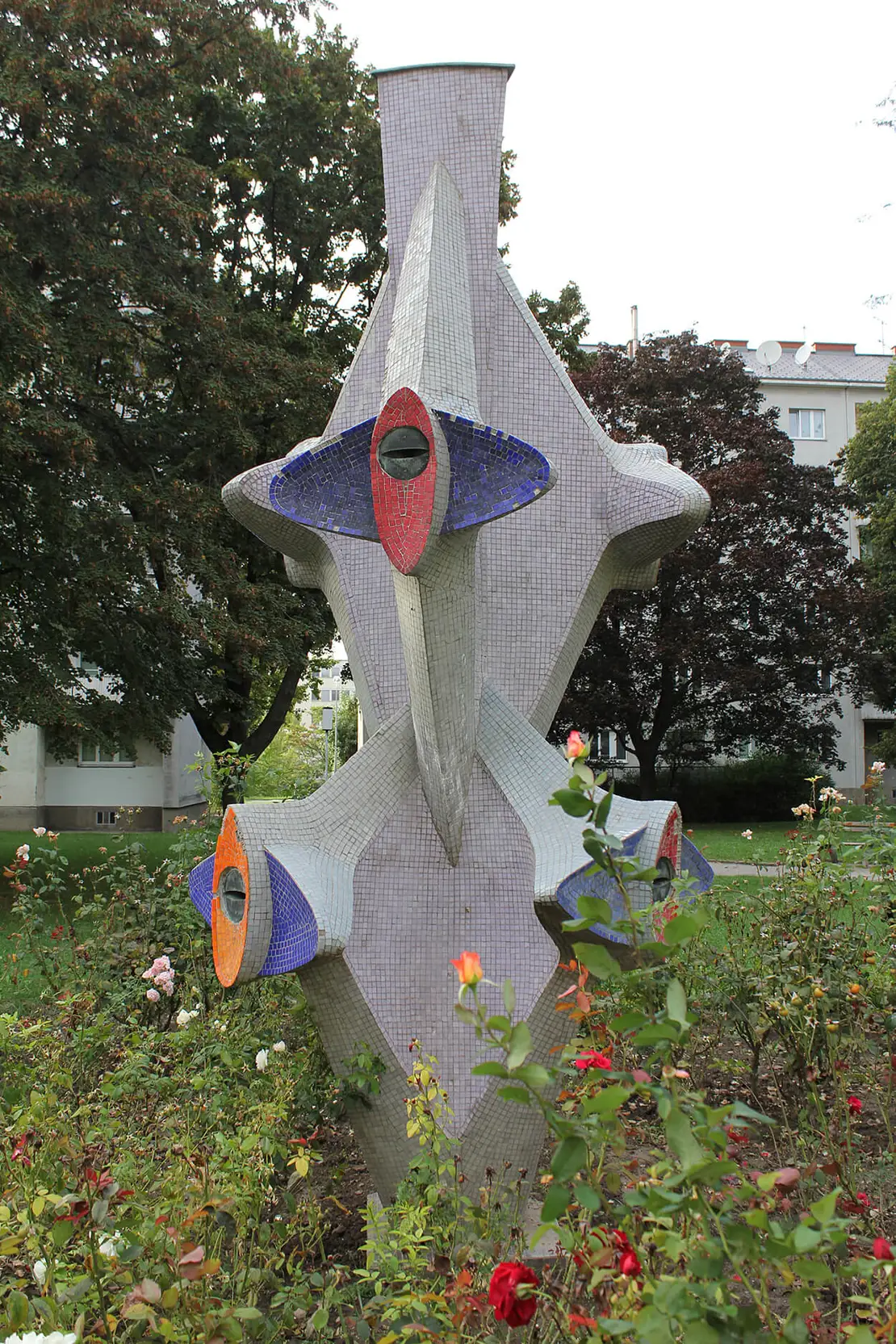 Brunnen von Wander Bertoni, 1960–1964. Kunststein mit Glasmosaiken, 1200 Wien, Brigittenauer Lände (Dr.-Ellenbogen-Hof), Aufnahme aus 2018, Foto: Christian Hlavac  