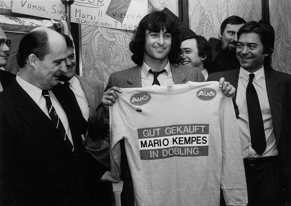 Mario Kempes bei seiner Ankunft am Flughafen Wien Schwechat, links der Bezirksvorsteher von Döbling Adolf Tiller. Flughafen Wien Schwechat, 29. Jänner 1986, APA-Images / brandstaetter images / Votava