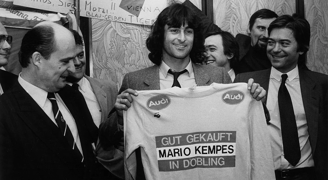 Mario Kempes bei seiner Ankunft am Flughafen Wien Schwechat, links der Bezirksvorsteher von Döbling Adolf Tiller. Flughafen Wien Schwechat, 29. Jänner 1986, APA-Images / brandstaetter images / Votava