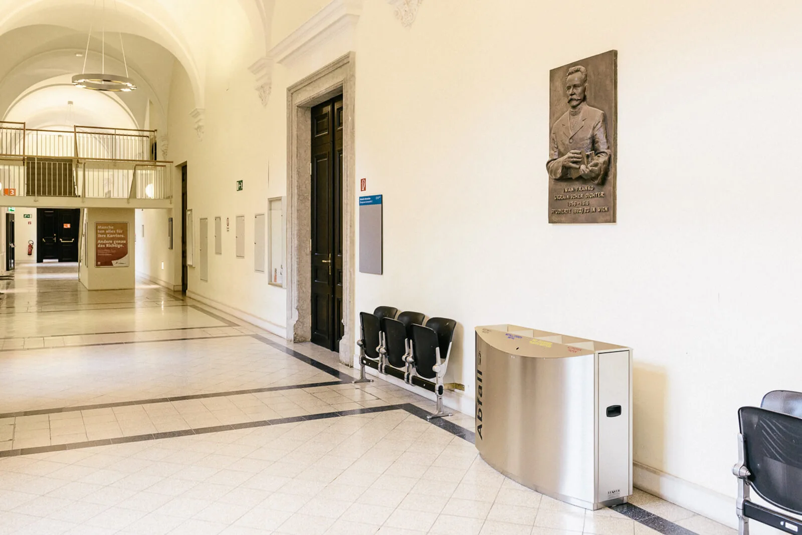 Arkadengang der Universität Wien mit dem Relief des ukrainischen Dichters Iwan Franko, der heute wegen seiner antisemitischen Schriften sehr umstritten ist, Foto: Klaus Pichler  