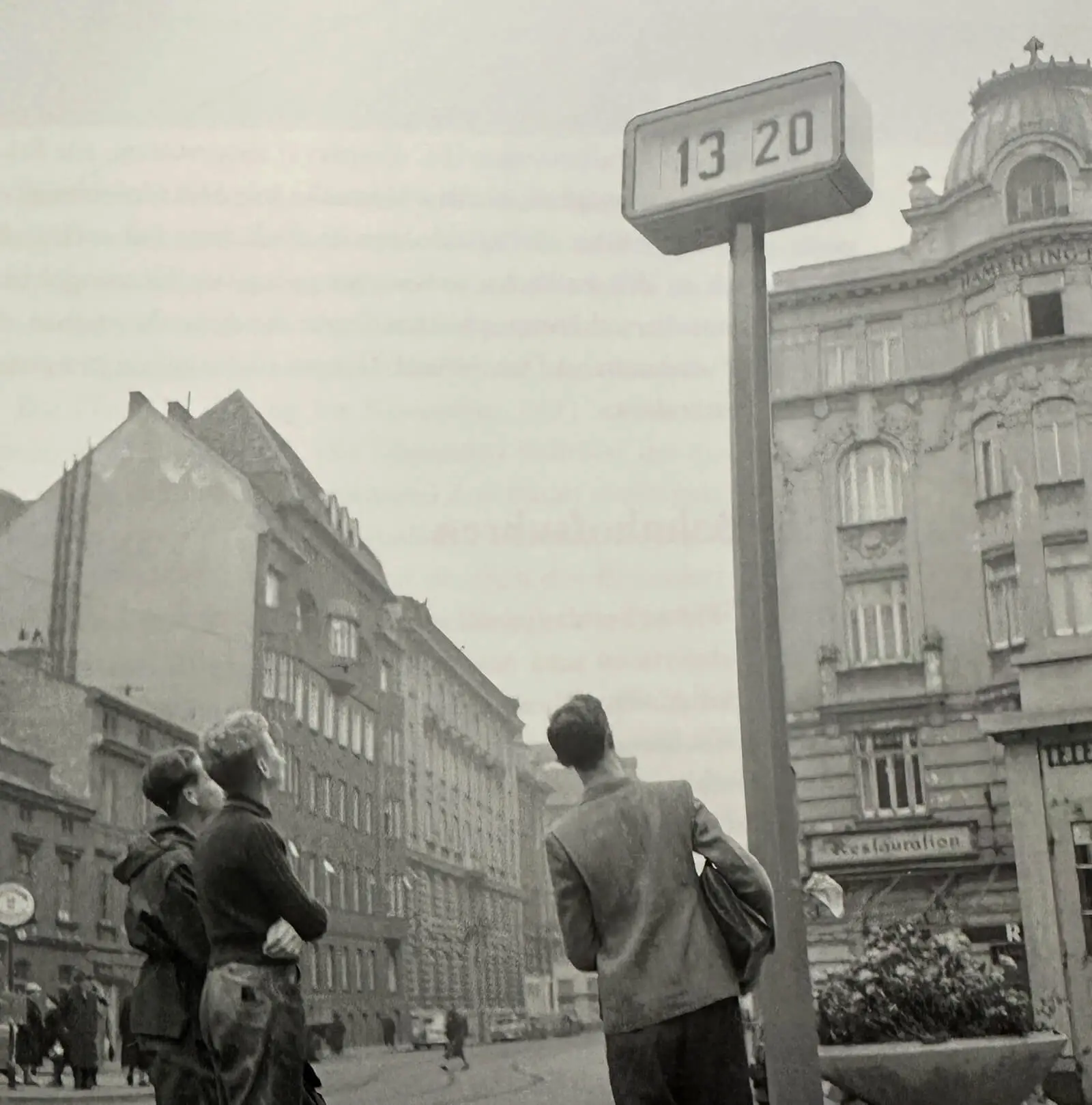 Fallblattuhr in der Josefstädter Straße, um 1955, Wiener Stadt- und Landesarchiv, Presse und Informationsdienst FA 1 55351