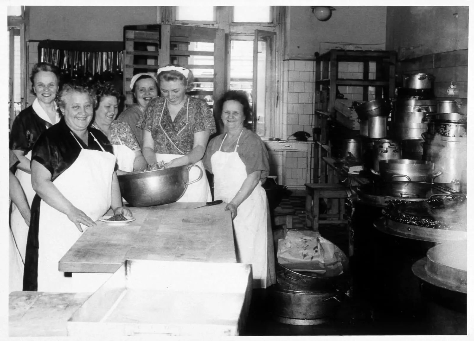 Küchenpersonal WÖK-Filiale Schwarzenbergplatz, Foto: Franz Blaha, 1960er Jahre, Wien Museum