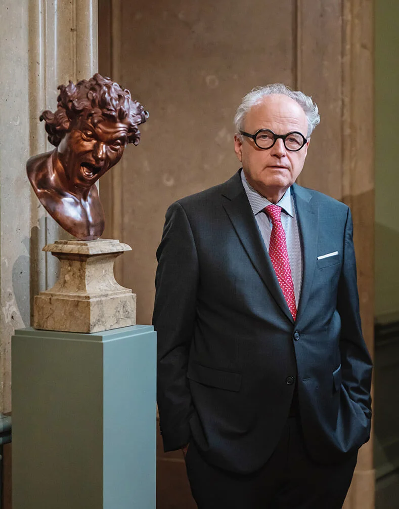 Direktor Johann Kräftner neben der Büste der Anima Dannata (1705–07) von Massimiliano Soldani-Benzi (1656–1740) nach Gian Lorenzo Bernini, © LIECHTENSTEIN. The Princely Collections, Vaduz-Vienna   