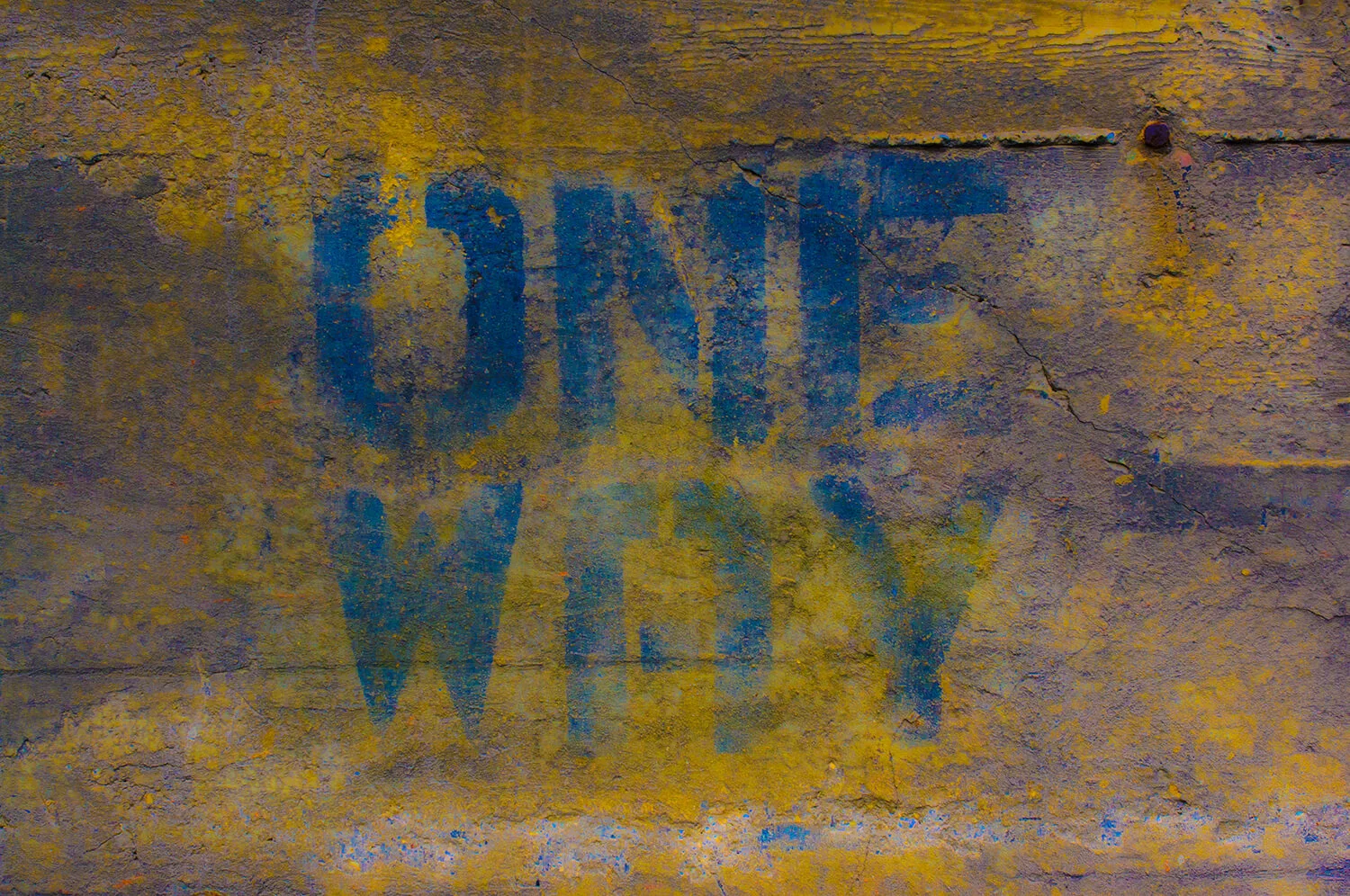 Grau in graue Aufschriften lassen sich nach jahrzehntelanger Verwitterung erst dank Bildbearbeitung in gut lesbare Form bringen. Foto und digitale Bildbearbeitung: Thomas Keplinger