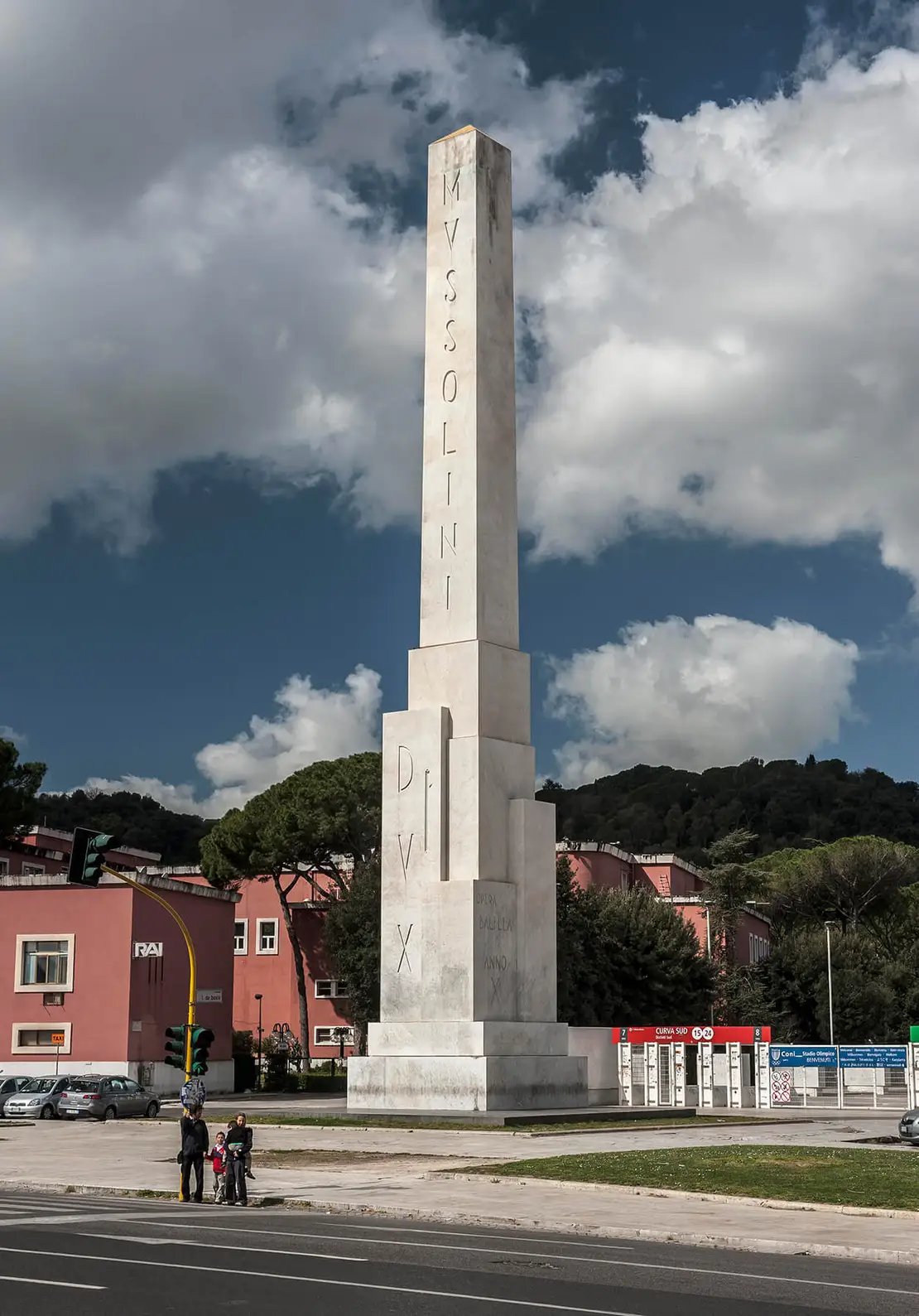 Obelisk aus Marmor mit der Inschrift „Mussolini Dux“, Foro Italico Sportstättenkomplex, 1928-1938, Rom. Foto: hwo / imageBROKER / picturedesk.com