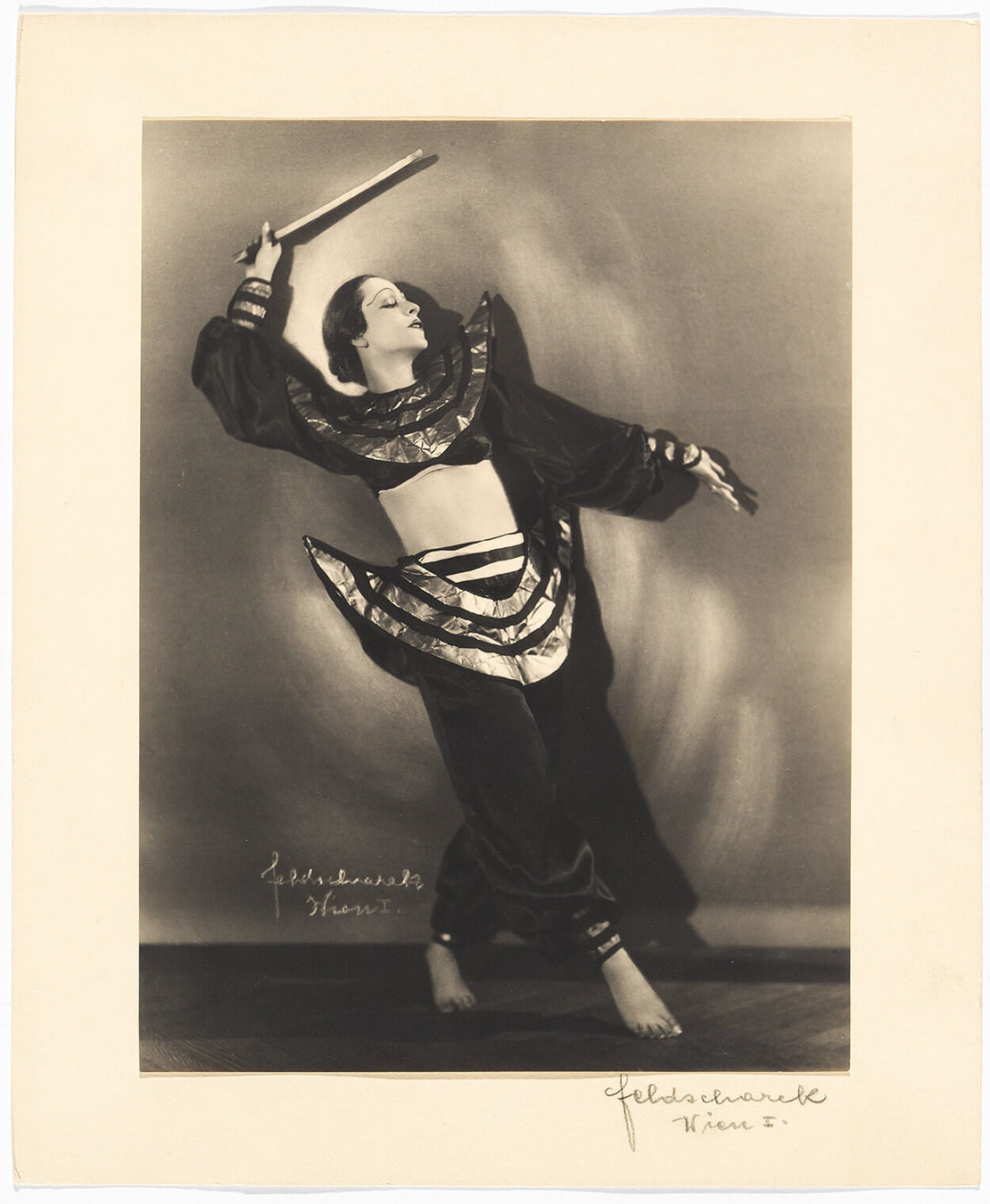 Pepa Feldscharek: Die Tänzerin Gertrud Bodenwieser mit ihrem „japanischen Schwerttanz“, 1934, Wien Museum, Inv.-Nr. 57624/11 