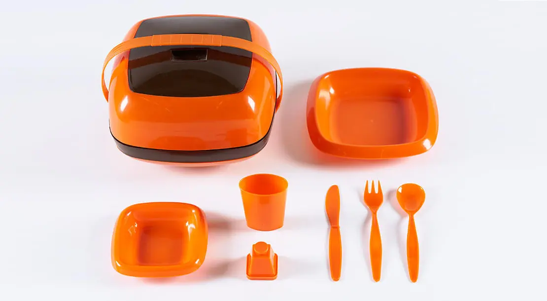 Picknick-Korb aus Kunststoff mit stapelbarem Geschirr und Besteck, um 1970, Wien Museum  