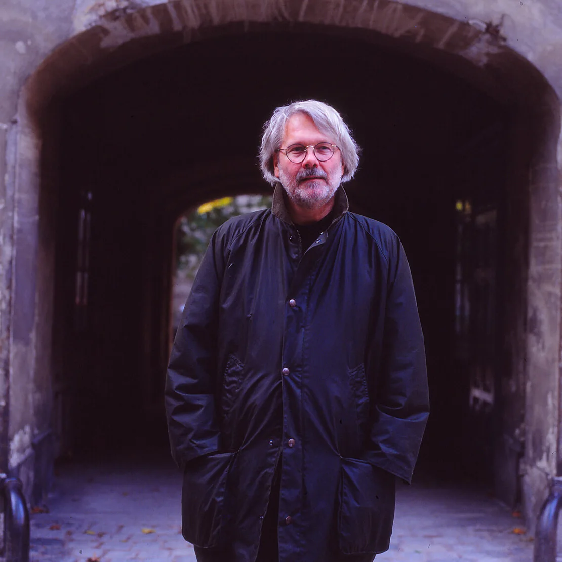 Gerhard Roth im Hof des Wohnhauses am Heumarkt, wo er ab 1988 eine Wohnung gemietet hatte, 1994. Foto: Martin Vukovits  