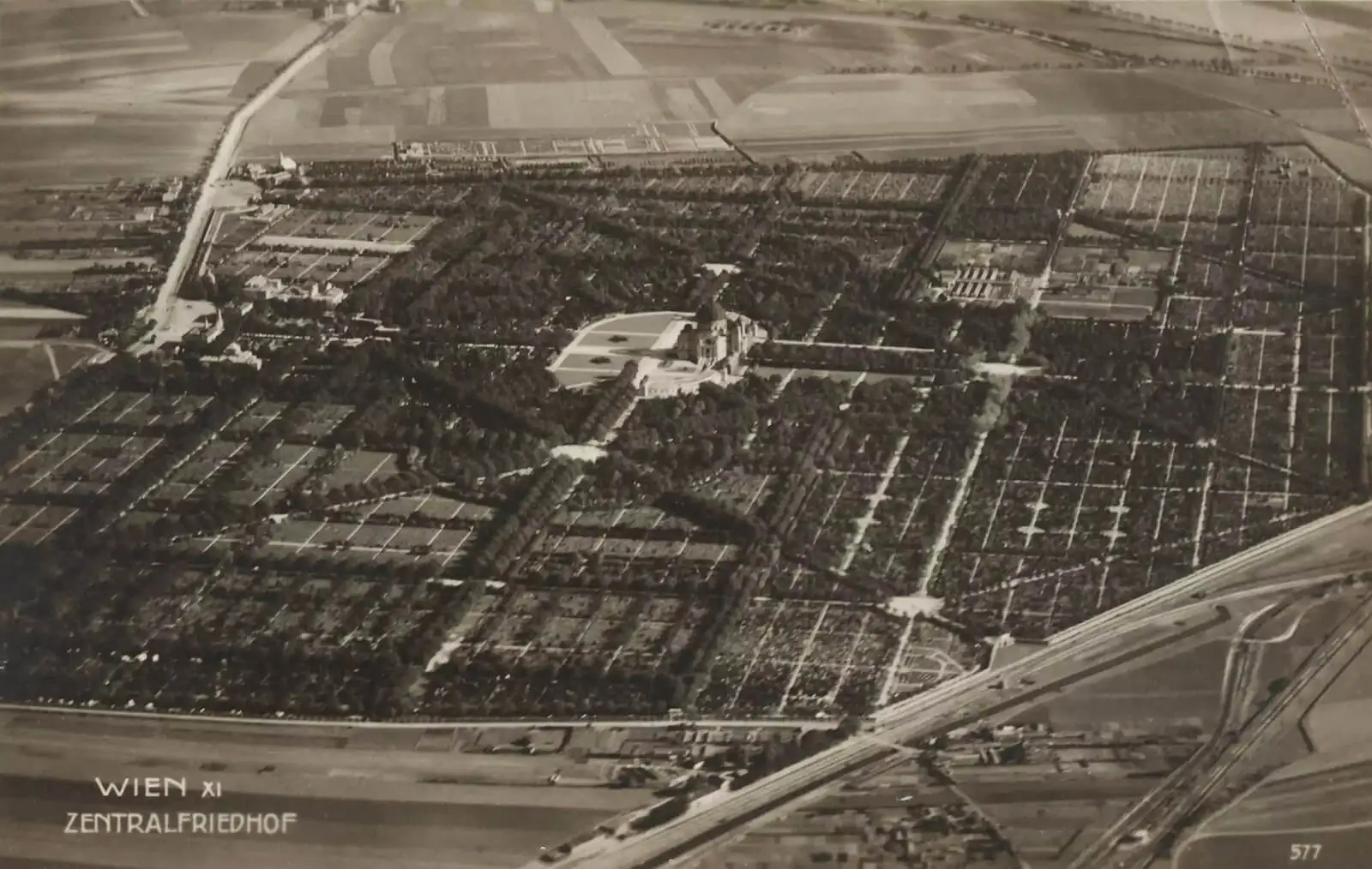 Luftaufnahme vom Wiener Zentralfriedhof, Blick Richtung Osten. Postkarte, um 1919. Wien Museum, Inv.Nr. 306250
