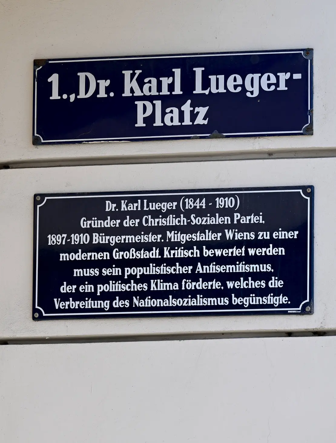 Straßenschild mit Zusatztafel am Lueger-Platz, 2022, Foto: Roland Schlager/APA/picturedesk.com  