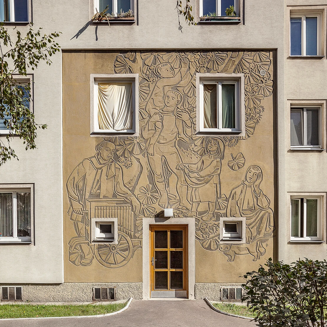 Sgraffito „Wiener Kastanienbaum“ von Rudolf Pleban, 1957, Foto: Stephan Doleschal