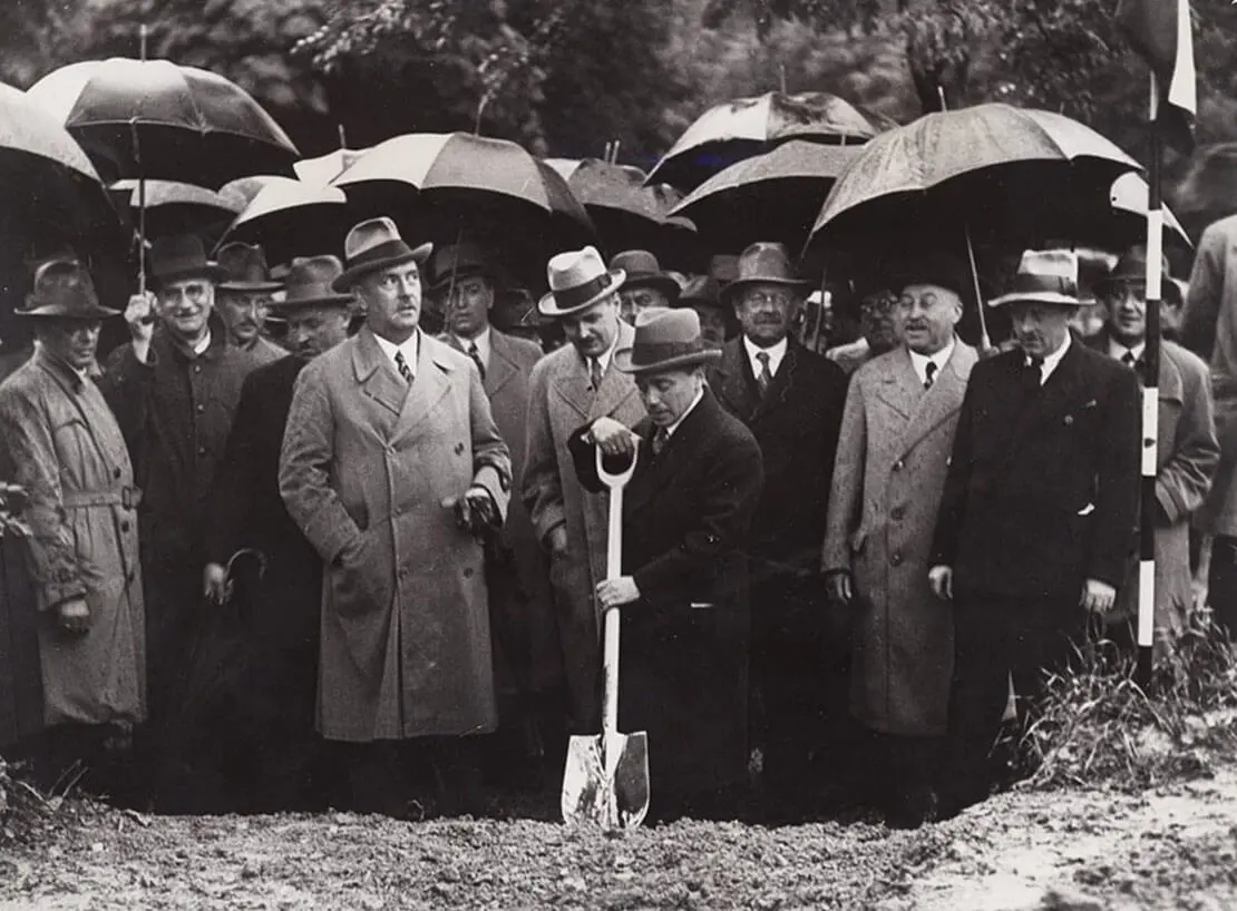 Spatenstich zum Bau der Höhenstraße am 18. Mai 1934 mit Bundeskanzler Engelberg Dollfuß (Mitte) und Bürgermeister Richard Schmitz (links neben Dollfuß), Foto: Atelier Hans Dietrich & Co., Wien Museum