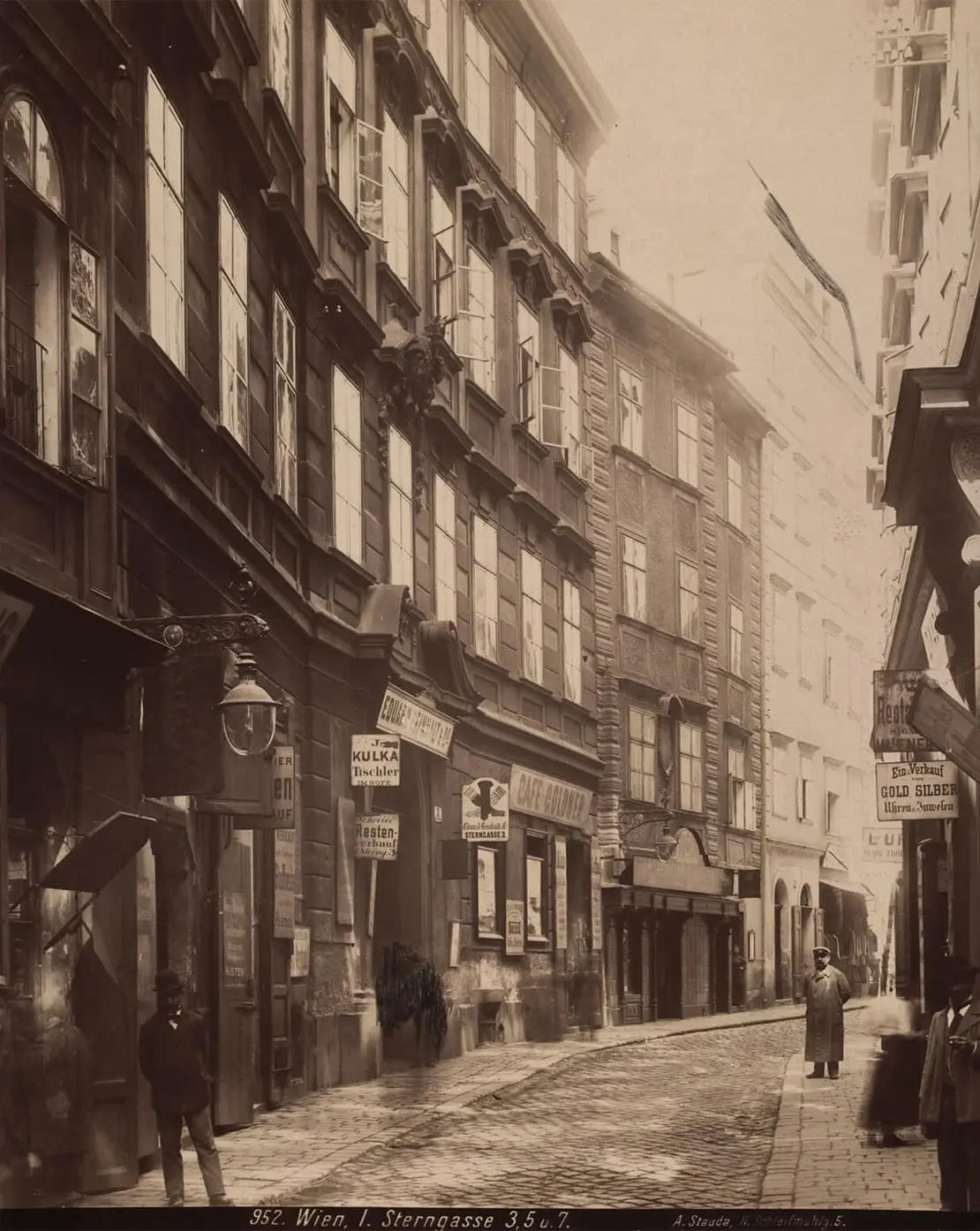 Die unmittelbare Nachbarschaft der Wohnung, in der Victor Gruen aufwuchs, Sterngasse 3-7, Blickrichtung Marc-Aurel-Straße, 1., um 1902, Foto: August Stauda, Wien Museum, Inv.-Nr. 27399