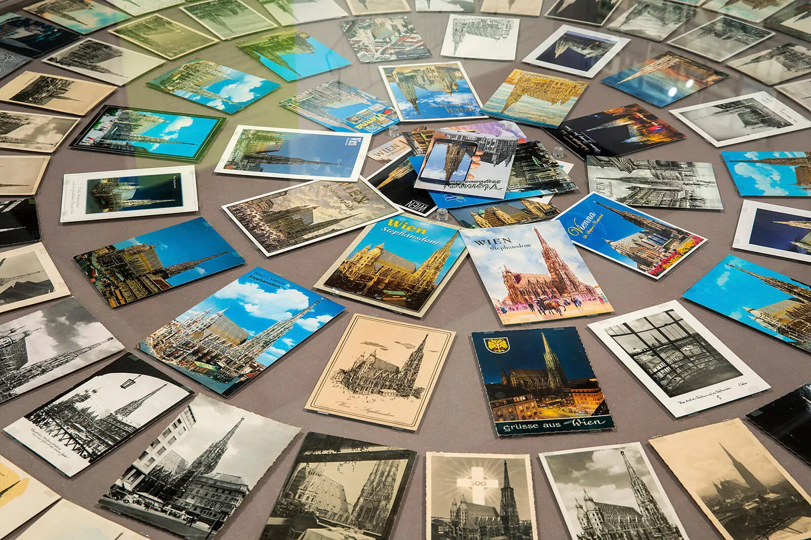 Tableau mit Ansichtskarten des Stephansdomes in der Ausstellung „Großstadt im Kleinformat. Die Wiener Ansichtskarte“, ca. 1895 bis 2020, Ausschnitt, Foto: Leonhard Hilzensauer