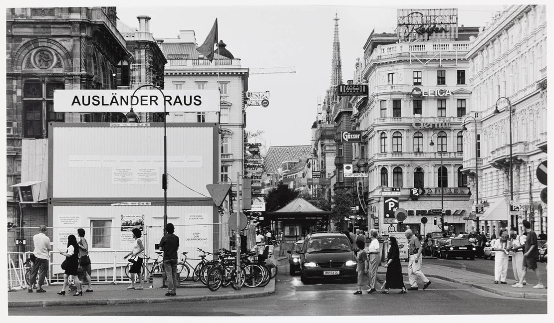 Reinhard Mandl: 1., Kärntnerstraße — Schlingensief Container „Ausländer raus“, 2000, S/W-Abzug 