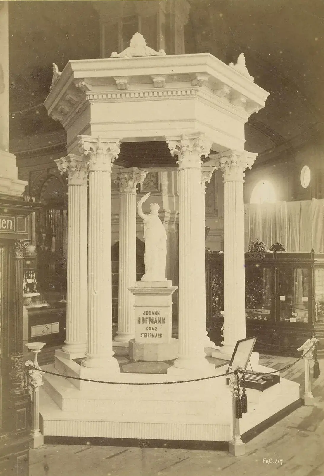 Stearin-Tempel von Johann Hofmann auf der Wiener Weltausstellung 1873, Foto: Michael Frankenstein & Comp., Verlag der Wiener Photographen-Association, Wien Museum   