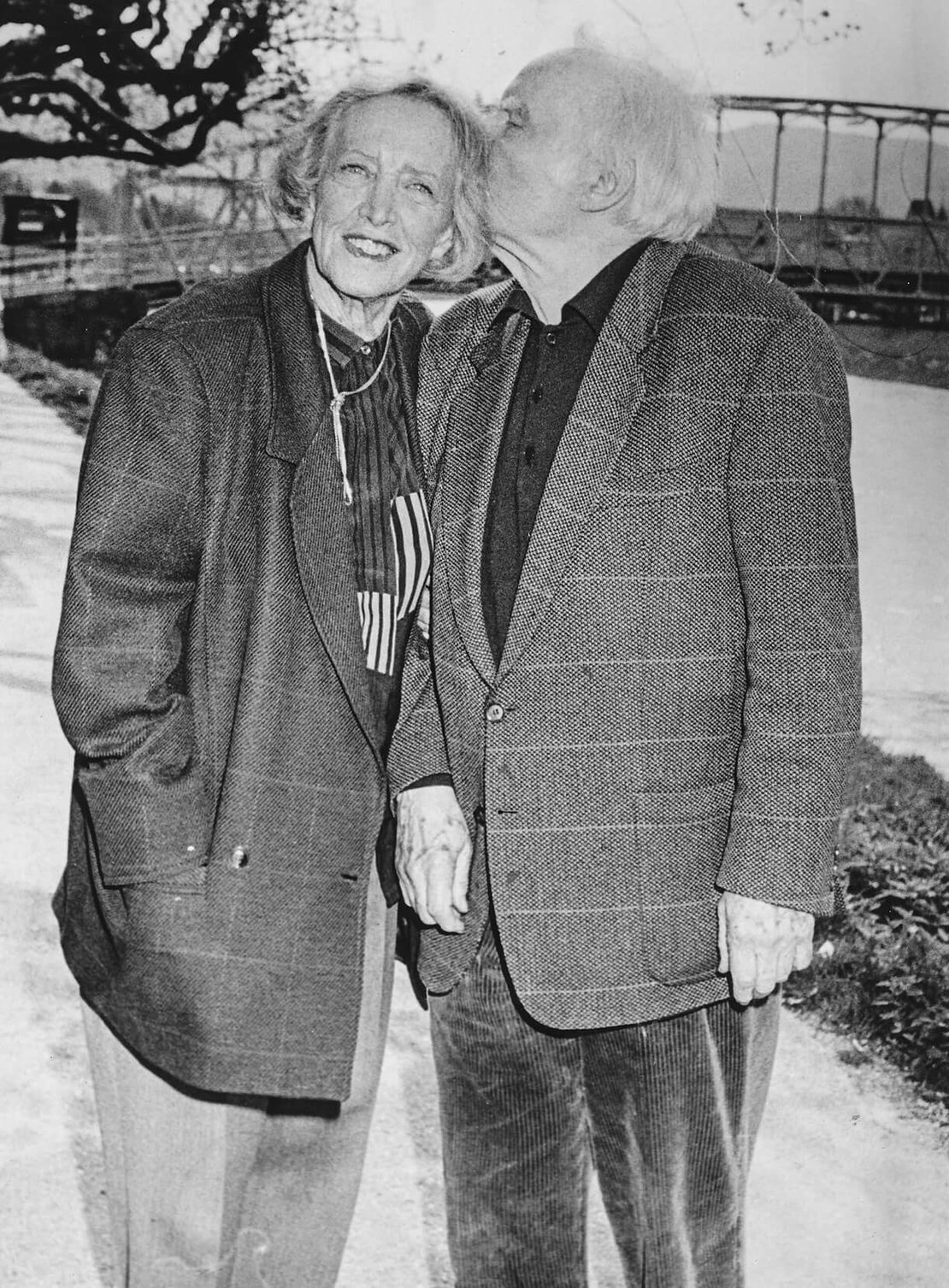 Mit Frau Ruth beim Spaziergang entlang der Salzach nach der Stimmabgabe am 26. April 1992, Foto: Franz Neumayr / picturedesk.com 