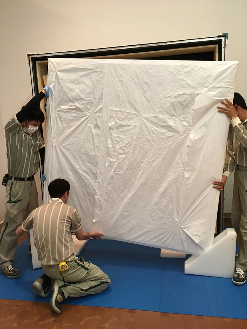 In einen nicht fasernden Vliesstoff aus Polyethylen gehüllt und mit Ethafoam-„Schuhe“ versehen kommt die „Dame in Gelb“ in eine doppelte Klimakiste. Foto: Wien Museum  