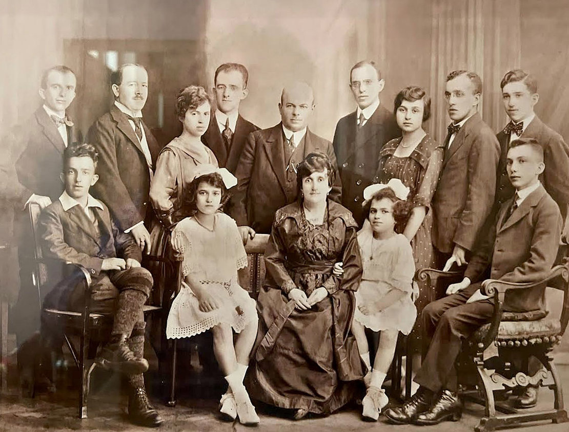 Die Familie Bursztyn auf einem Foto aus dem Jahr 1919. In der Mitte steht Isacher Bursztyn, der ein Jahr später das Beatrixbad übernehmen sollte. Foto: Martin Burstyn 