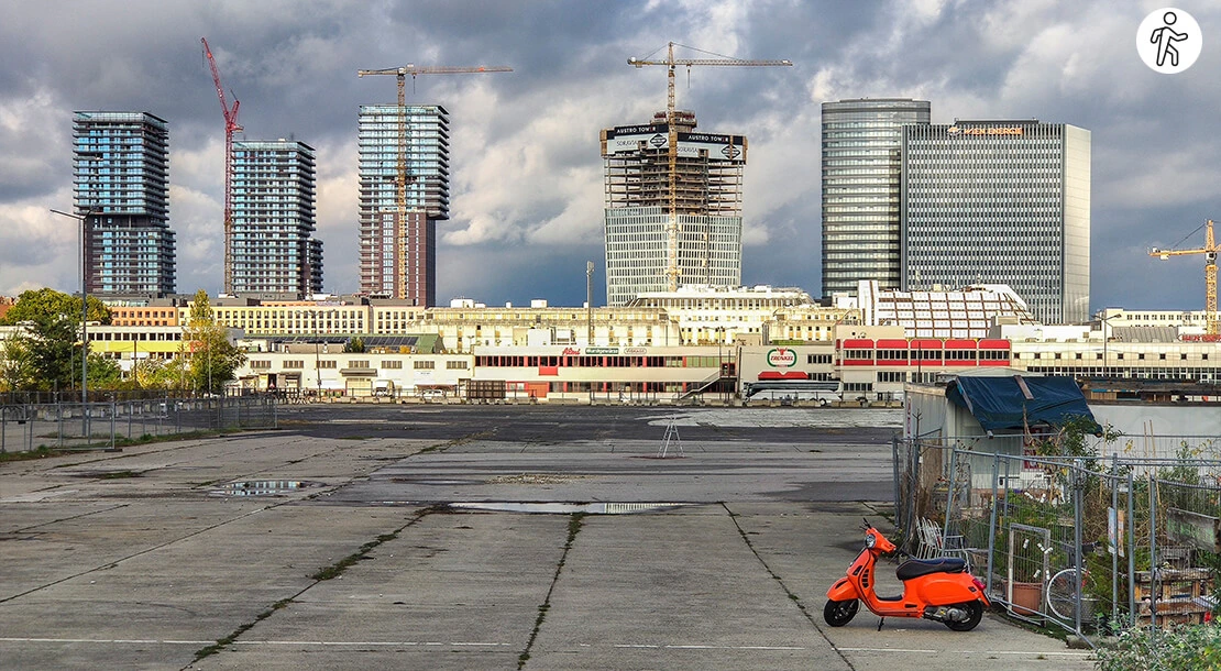 Blick auf das Neu Marx Gelände. Beherbergt derzeit Urban Gardening, einen DIY Basketballplatz, DIY Skatepark, Wiens größtes Mural von GOLIF - bald Stätte der neuen Wiener Event Halle Neu Marx. Im Hintergrund die neue Skyline am Donaukanal. © viennamurals.at / streetartbooks.eu